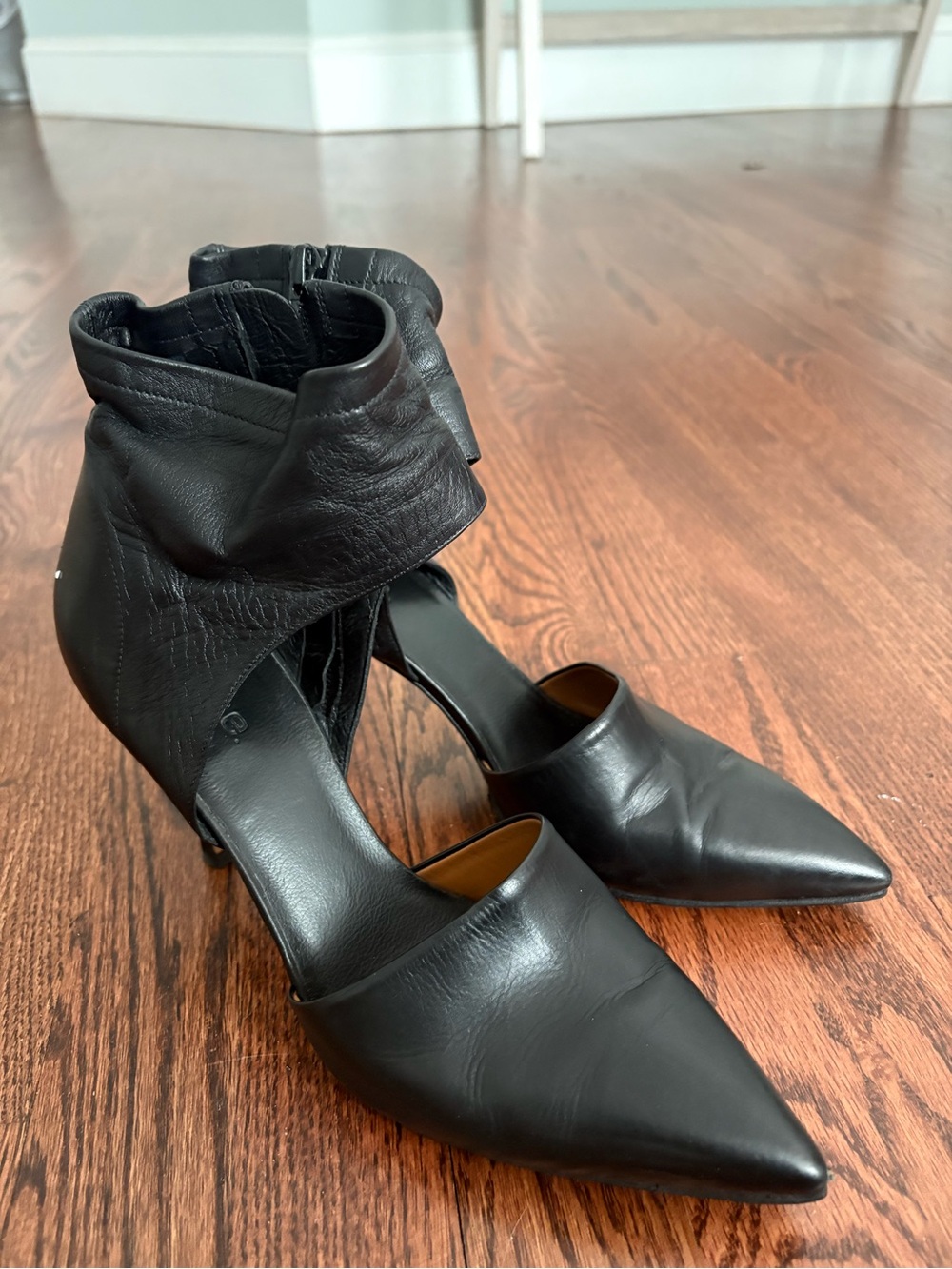 VINCE Black Pointed Toe Ankle-Cuff Heels - Juicy Couture